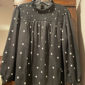 Adorable Ann Taylor Top Blouse LP in Black and White